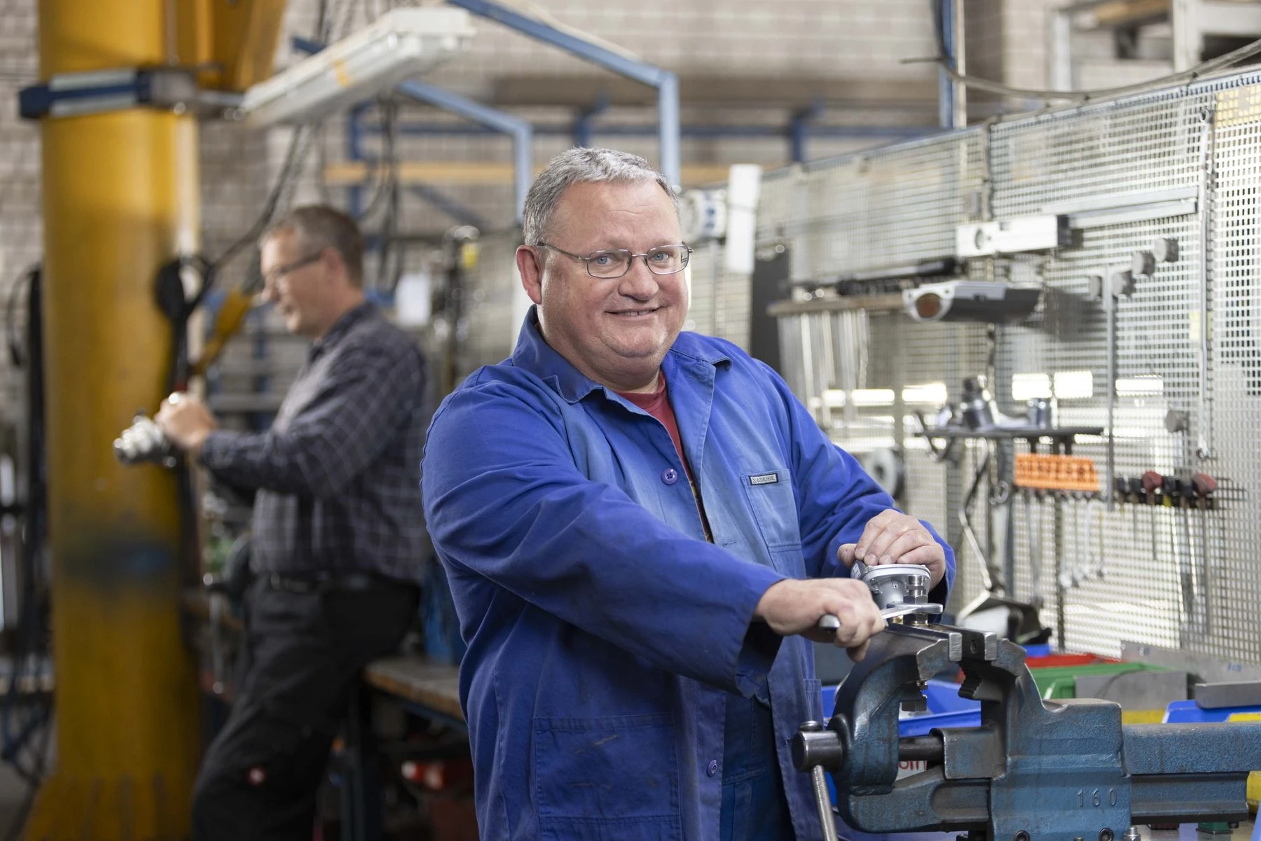 Mitarbeiter an der Werkbank, fotografiert in der Produktionshalle